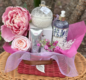 Pretty pamper basket type 2 – candle, handwash/soap, handcream, decorated with flowers